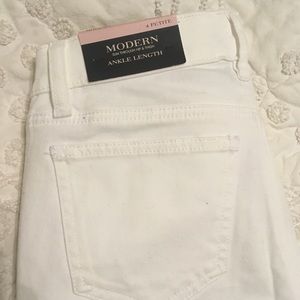 NWT Ann Taylor White Jeans!